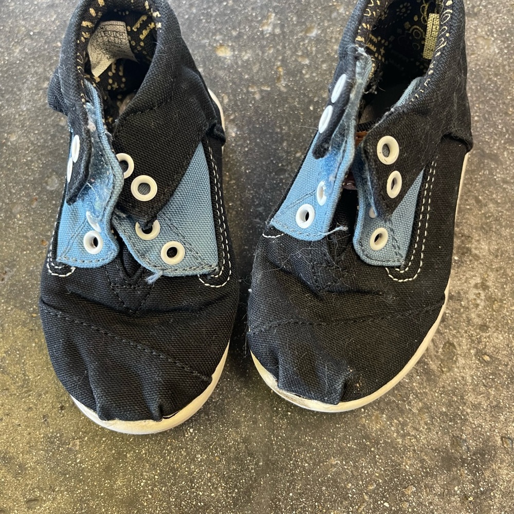 Tiny Toms toddler size 5